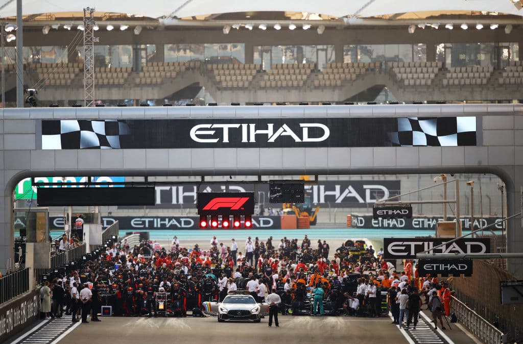 Max Verstappen se lleva el Gran Premio de Abu Dhabi, seguido de Valteri Bottas en segundo lugar y el británico Lewis Hamilton se llevó la tercera posición. El mexicano Sergio Pérez abandonó la carrera en la décima vuelta por fallas en el motor. Así cerró la temporada 2020 de la F1.