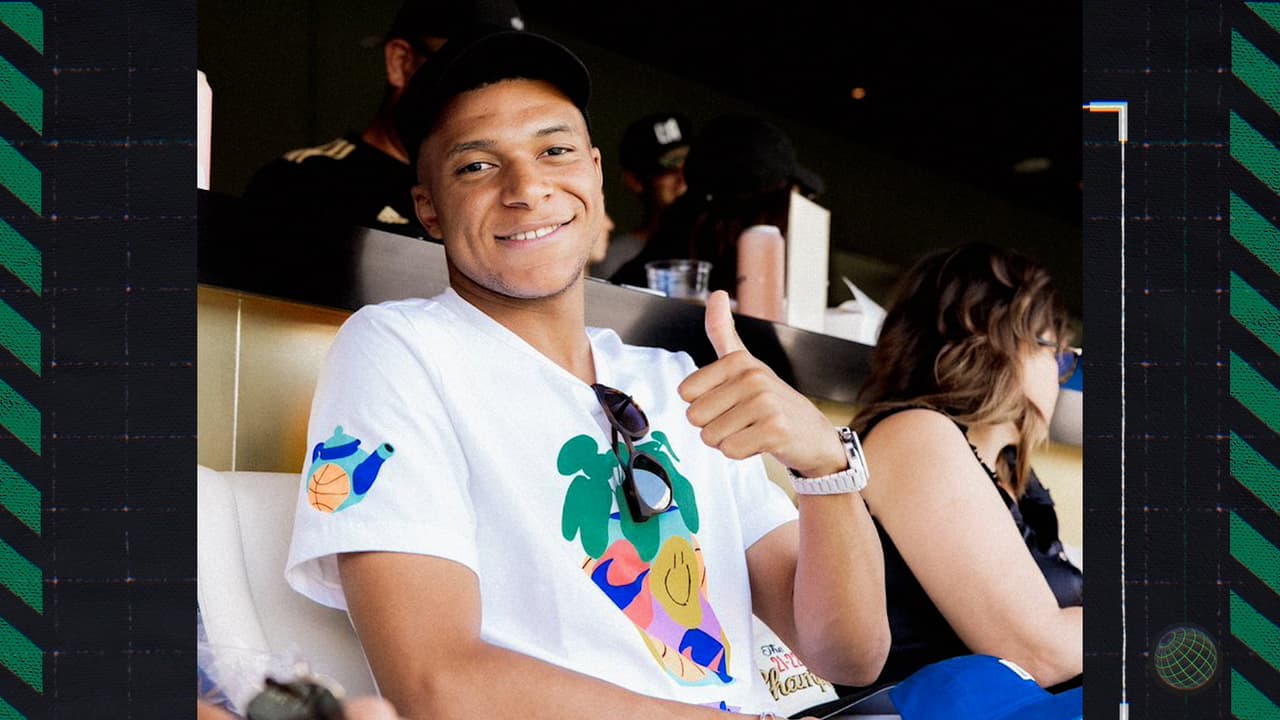 Kylian Mbappé, jugador del PSG, atento a Carlos Vela y al LAFC