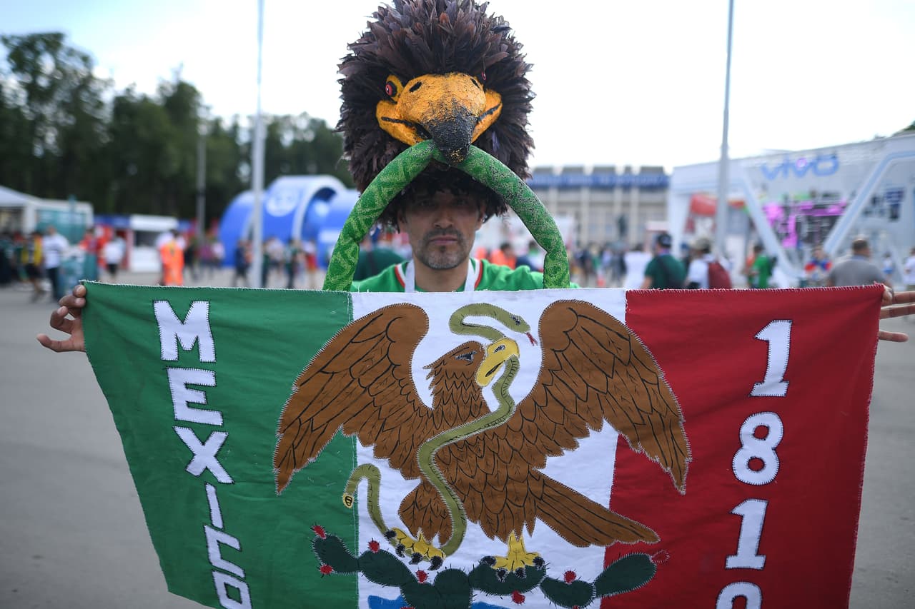 Los fanáticos de México sobresalieron frente a los de Alemania por sus atuendos, que entre sombreros, pinturas y demás, sin duda fueron más llamativos en medio del debut del grupo F del Mundial.