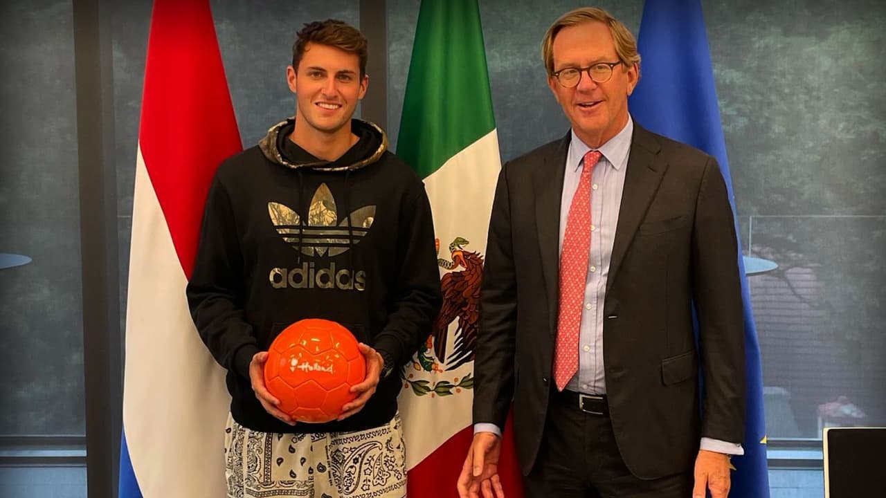 Santiago Giménez ya tiene visa de trabajo; espera debut con Feyenoord