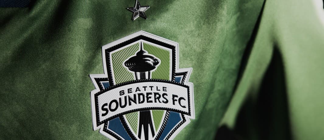 Con un nuevo uniforme en el que resalta su característico verde, Seattle Sounders buscara llegar a su tercera final de MLS Cup consecutiva.