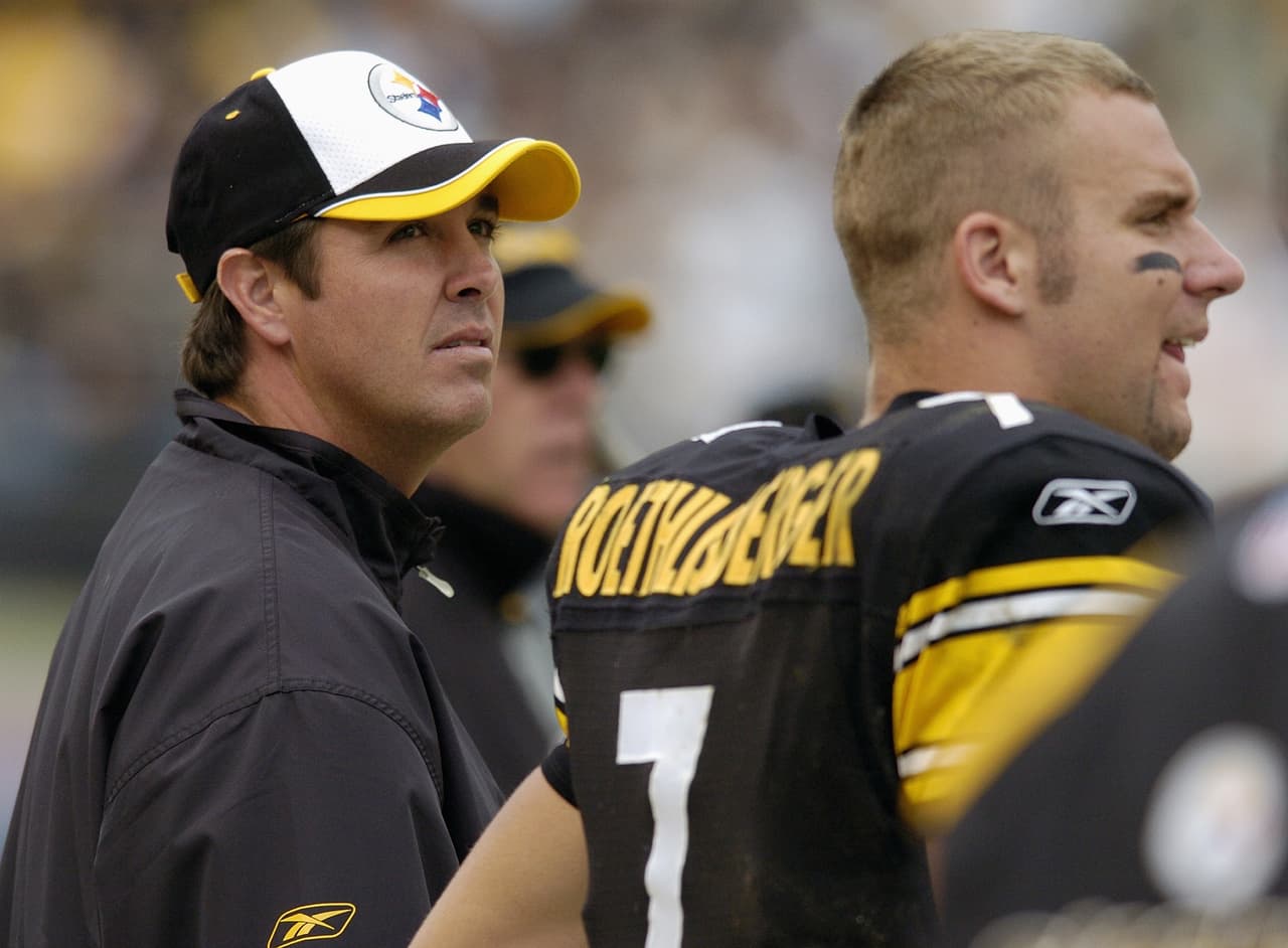 PITTSBURGH - OCTOBER 10: Injured quarterback Tommy Maddox #8 of the Pittsburgh Steelers and quarterback Ben Roethlisberger #7 watch the game against the Cleveland Browns at Heinz Field on October 10, 2004 in Pittsburgh, Pennsylvania. The Steelers defeated the Browns 34-23. (Photo by David Maxwell/Getty Images)