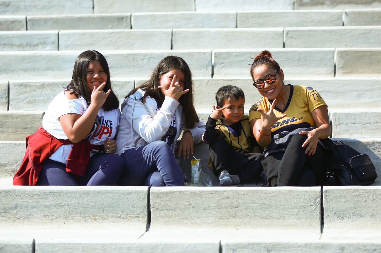 Los fanáticos le dieron un color diferente en las tribunas para el partido entre Pumas y Veracruz en el estadio Olímpico Universitario en la Jornada 1 del Clausura 2019 en la Liga MX.
