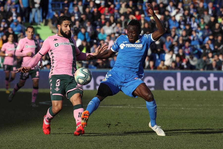 El centrocampista francés Nabil Fekir del Real Betis y el defensor togolés Djené Dakoman del Getafe disputan la bola.