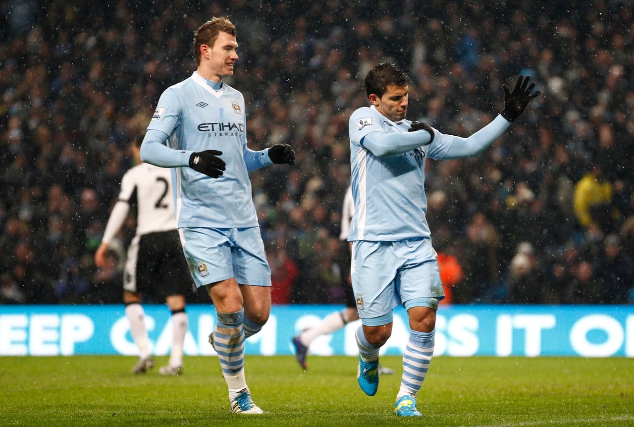 Edin Dzeko salió del banco para marcar, de cabeza, el gol del empate en los últimos minutos para darle esperanza al club.