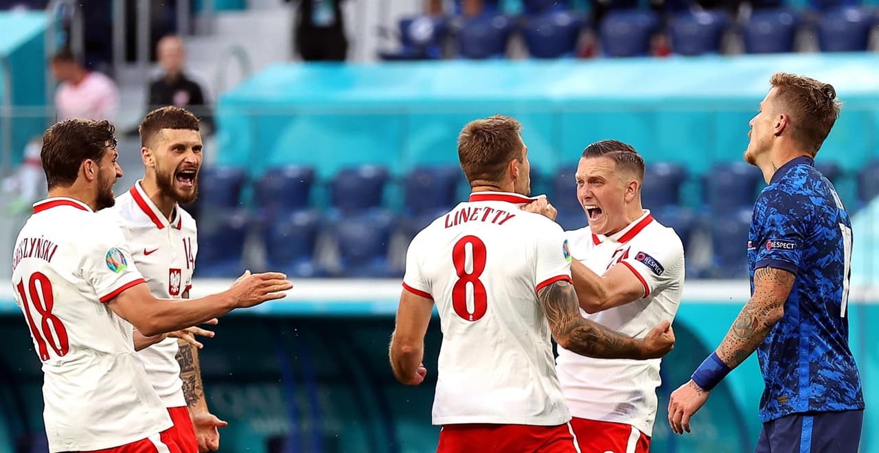 Eslovaquia logra sacar la victoria ante Polonia 2-1 en San Petersuburgo, Rusia. Robert Mak provoca la jugada para el primer gol para los eslovacos y, a segundos de iniciar la segunda parte, Karol Linetty empata el encuentro. El gol del triunfo fue de Milán Skriniar al 69' y consiguen sus primeros tres puntos en el Grupo E de la Euro 2020.