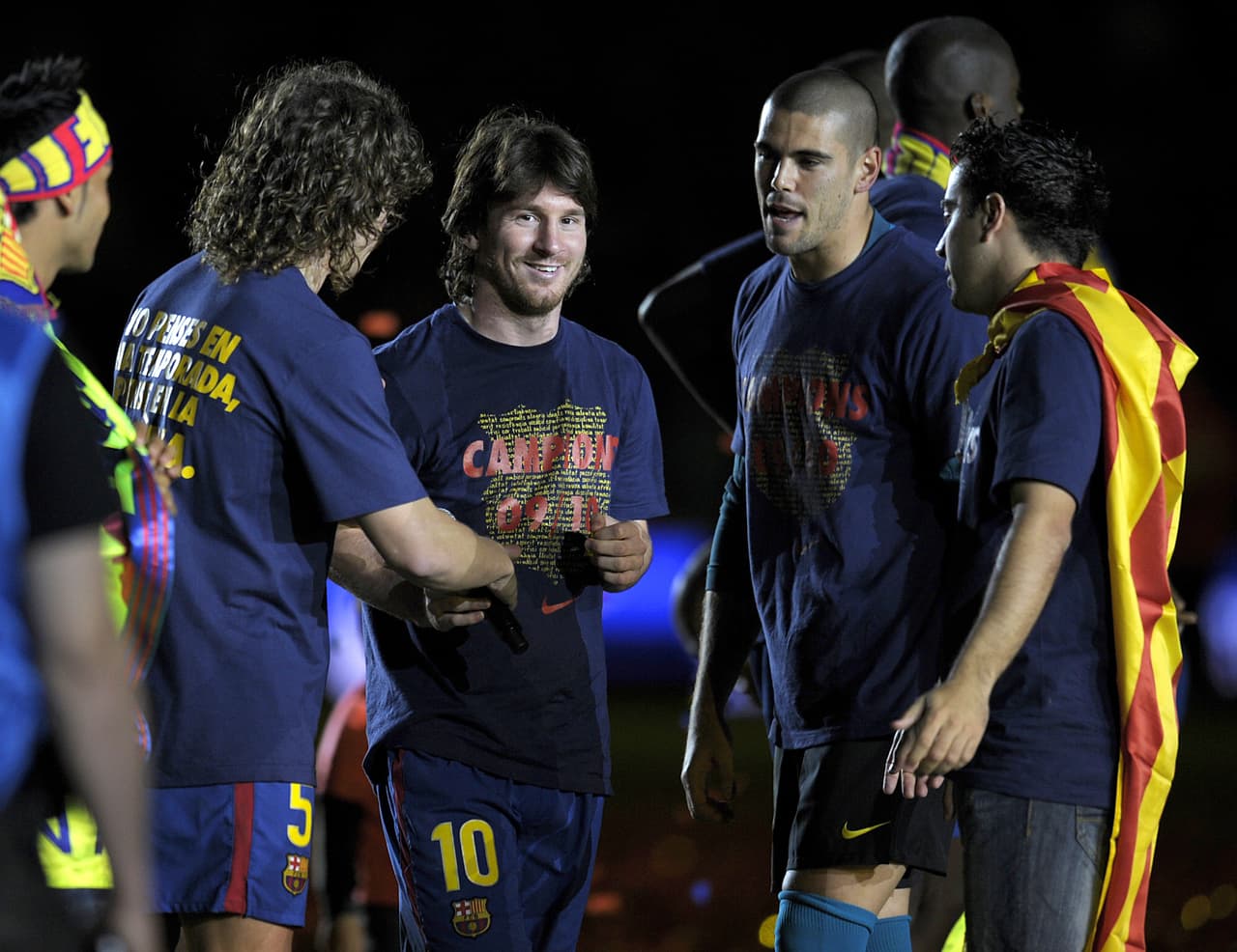 En 2010 Messi ganó su segunda Liga con el Barcelona, la Súper Copa de España. En lo individual Balón de Oro, anotó 47 goles ese año en todas las competencias y fue líder goleador en la Champions.