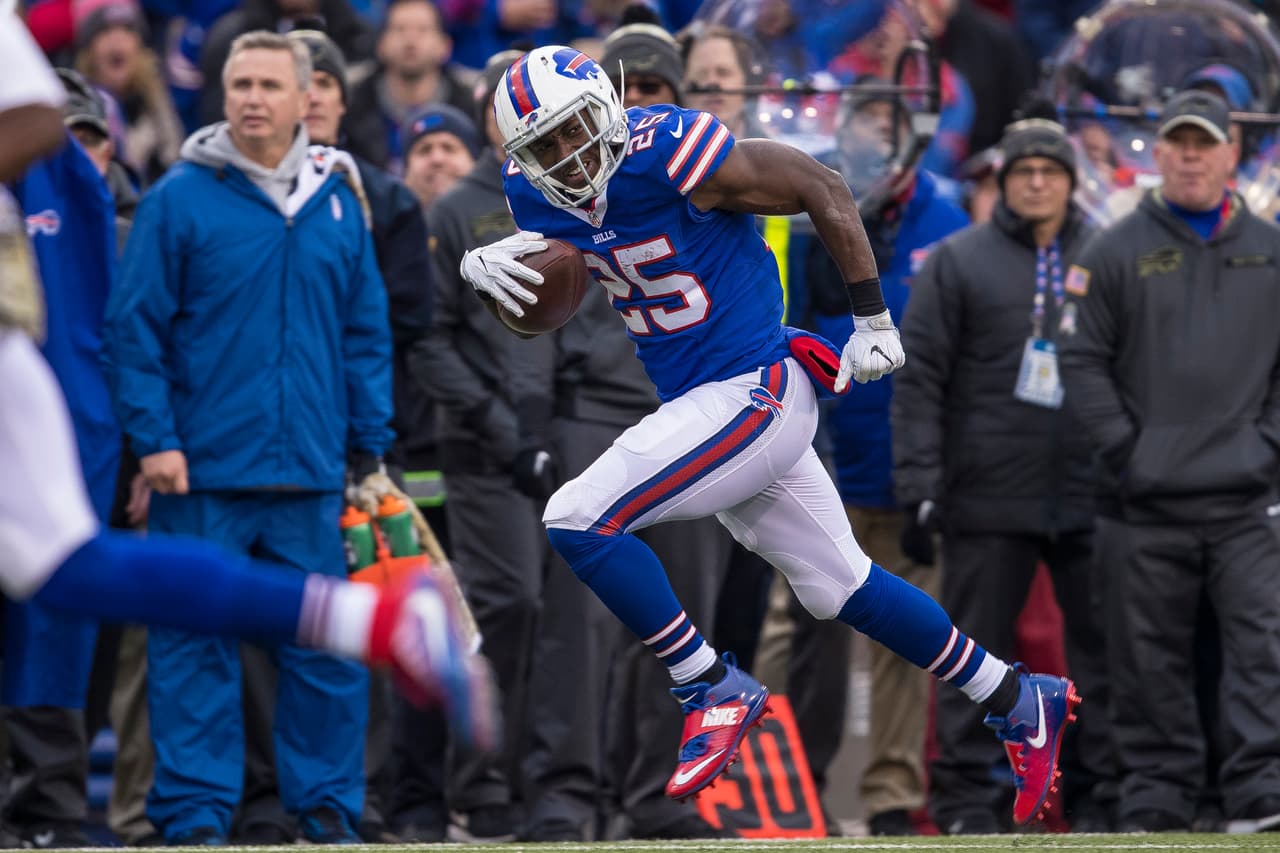 <b>LeSean McCoy – RB, Buffalo Bills</b>
<br>El veterano corredor está teniendo su mejor año desde que llegó a los Bills de Búffalo pues está muy cerca de romper la barrera de las mil yardas además que es el cuarto mejor corredor de la NFL en lo que se refiere a touchdowns con 9. Superando la mitad de su octava campaña, McCoy es la figura de los Bills y el domingo lo demostró despedazando a los Jaguars. 'Shady' acabó con 19 acarreos, 103 yardas y dos touchdowns terrestres además de sumar 31 yardas por aire. Protagonizó la anotación más espectacular de la semana con una escapada de 75 yardas donde mostró desequilibrio, potencia y velocidad.