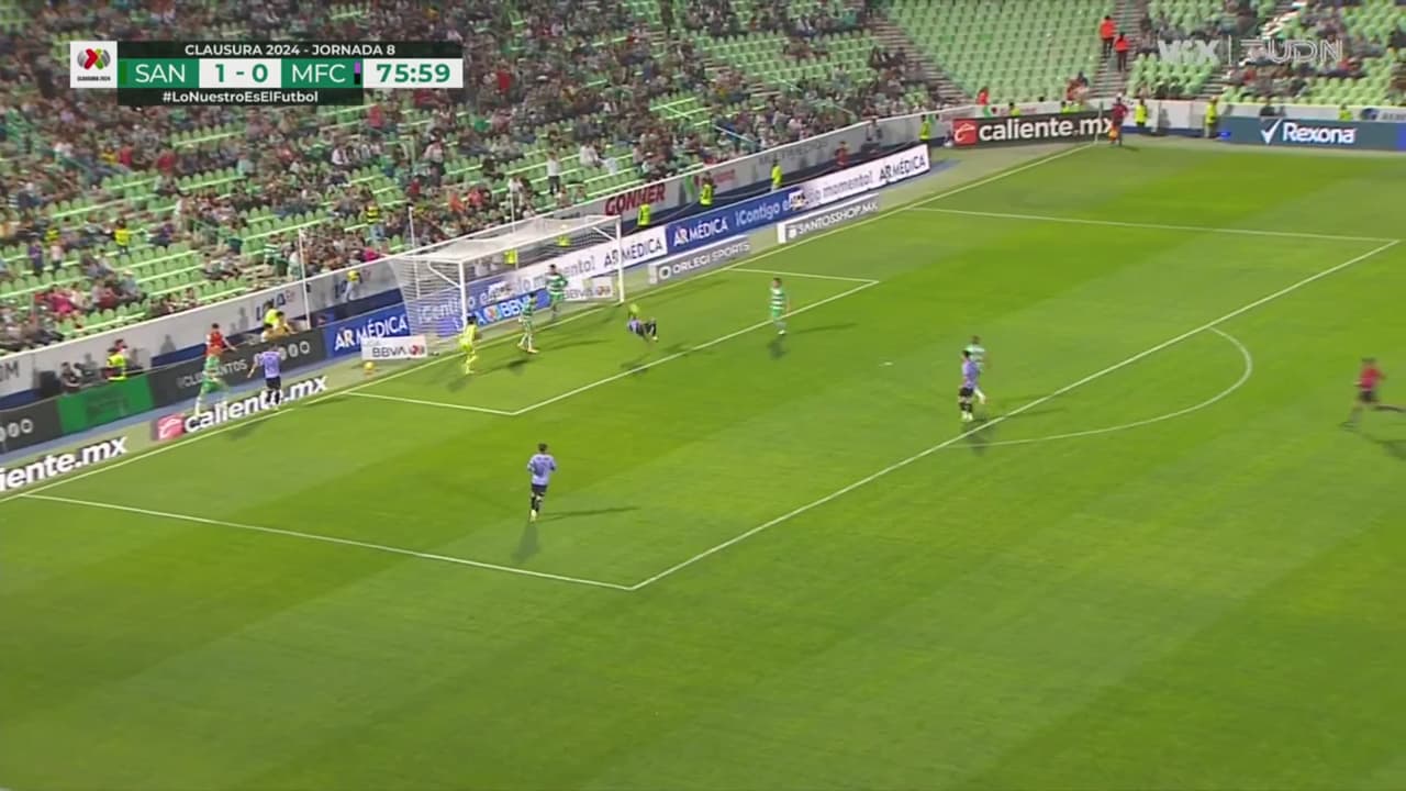 ¡Chilena arriba! Bárcenas remata encima del arco de Santos