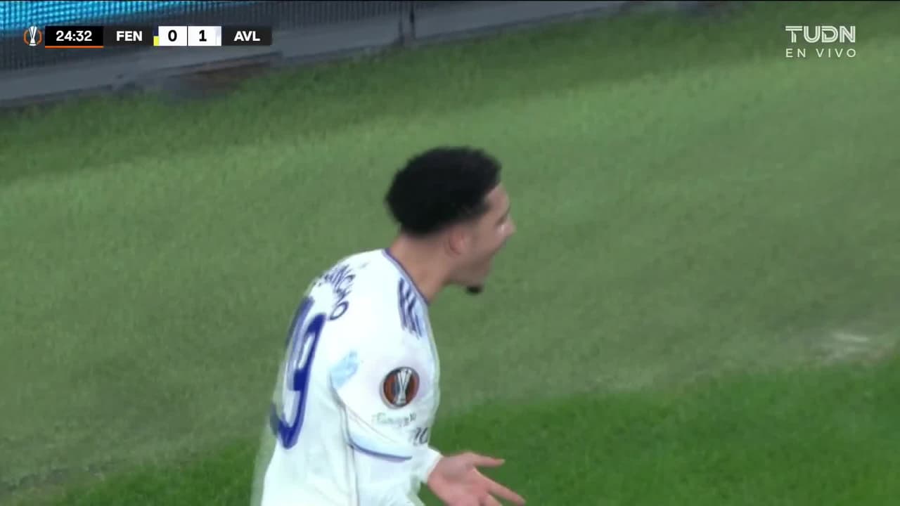 ¡Goooool del Aston Villa! Jadon Sancho aprovecha un desvío rival para rematar y poner el primero de la noche