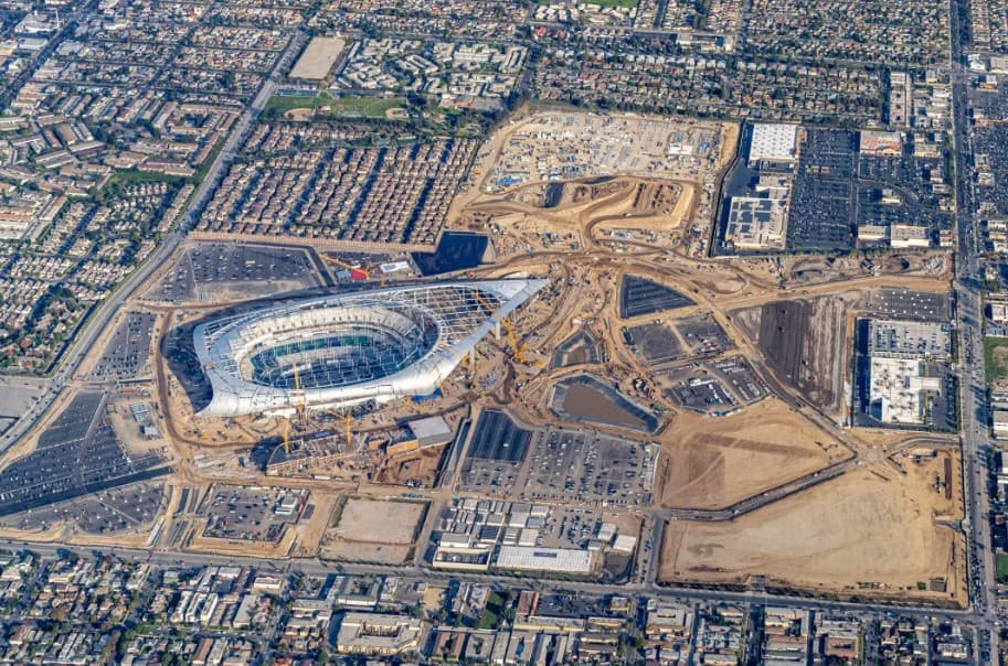 Casi listo el nuevo estadio de los equipos de la NFL de Los Ángeles, Rams y Chargers. Con una inversión de casi 5 mil millones de dólares, estará listo para abrir sus puertas a los aficionados del futbol americano en marzo.