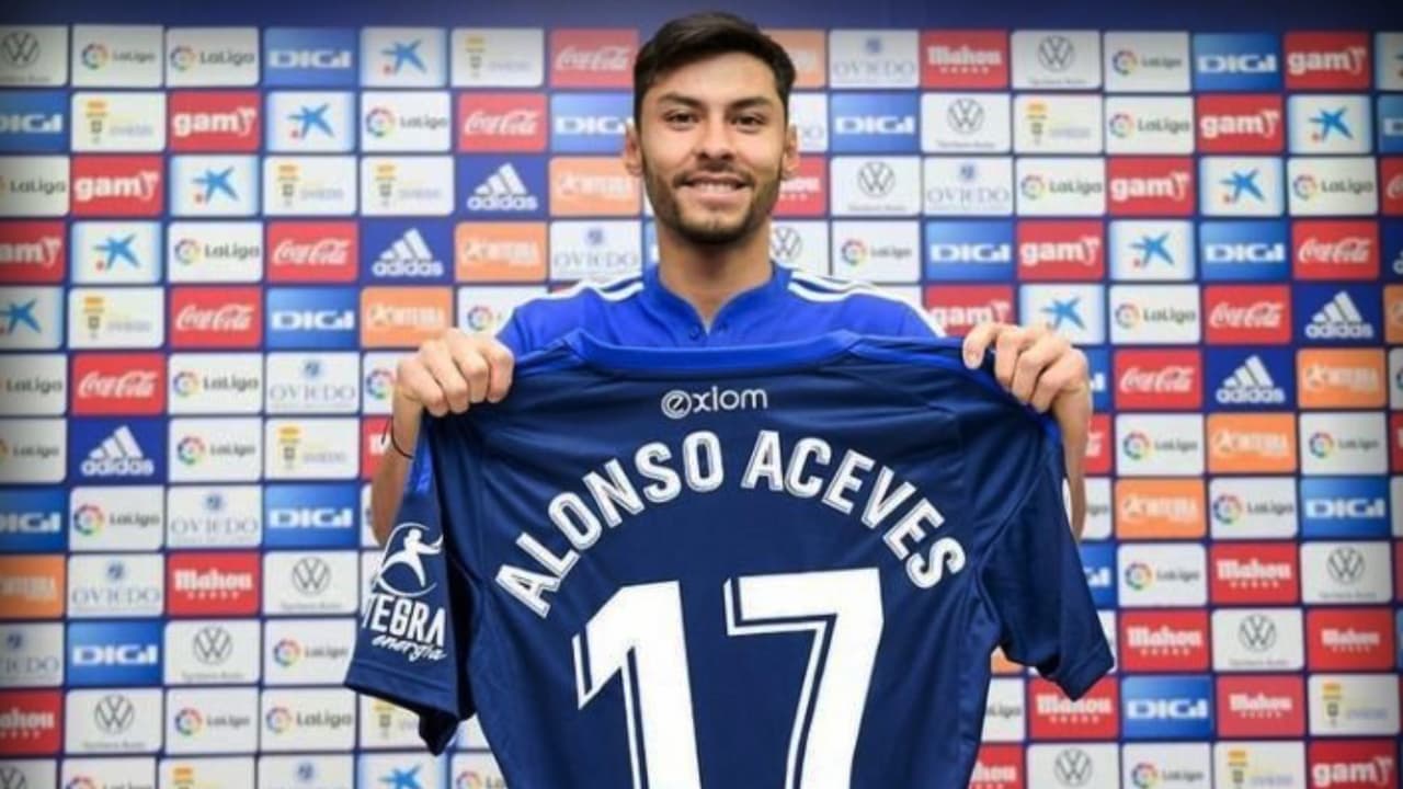 Mexicano Aceves se luce y regala su playera debut con Oviedo