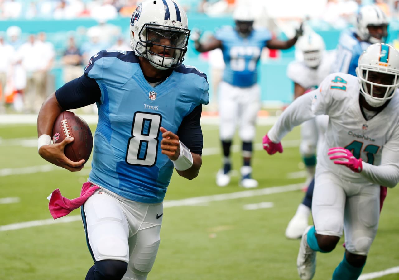 <b>Marcus Mariota – QB, Tennessee Titans</b>
<br>El mariscal de campo de segundo año brilló en Miami consiguiendo cuatro anotaciones totales para comandar la victoria de los Titans 30-17 a domicilio. Mariota completó 20 de 29 pases para 163 yardas y tres touchdowns, además de correr para 60 yardas y 1 TD ante los Dolphins.