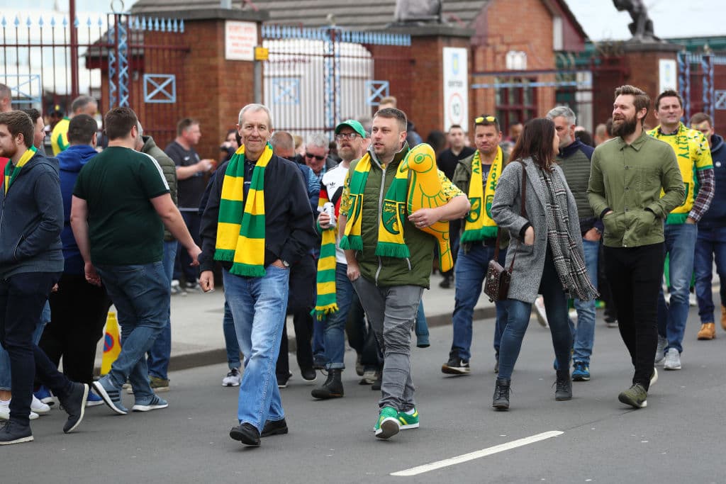 Luego de superar en Villa Park por 2-1 al Aston Villa, Norwich City consuma el título en The Championship con lo que se ganaron el ascenso directo a la English Premier League y así lo festejaron jugadores, cuerpo técnico y aficionados de los Canarios.