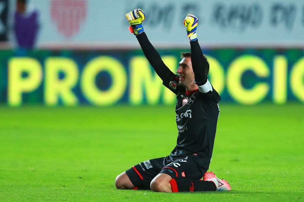 Los Rayados del Monterrey se han quedado sin su guardameta Hugo González, pero en su lugar llega el argentino Marcelo Barovero, quien formó parte de los Rayos del Necaxa.