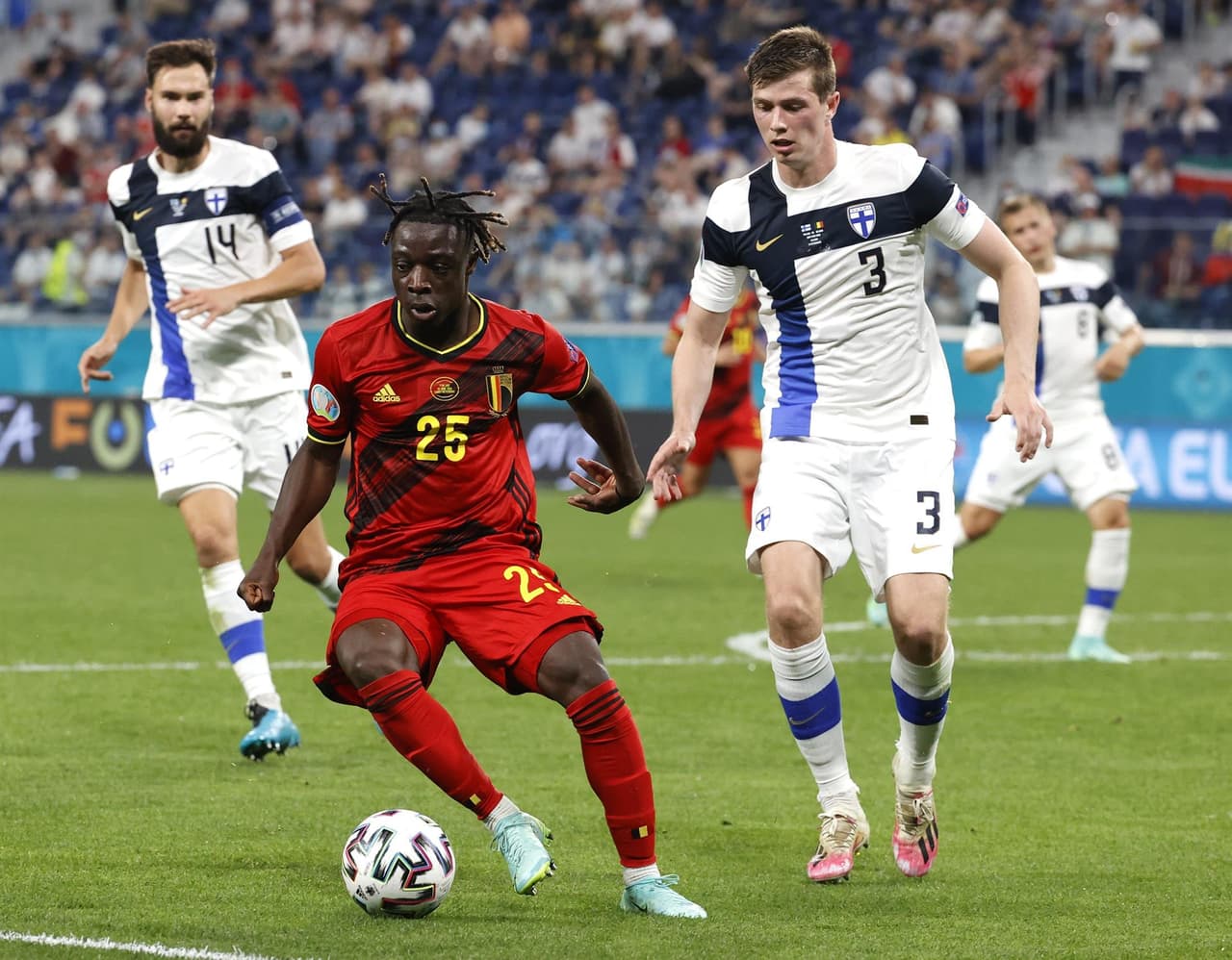 Belgica derrota 2-0 a la selección de Finlandia y califica como primer lugar del Grupo B a Octavos de Final. Los finlandeses guardan la esperanza de pasar como mejor tercero. Los goles fueron por parte de Romelu Lukaku y Lukas Hradecky.