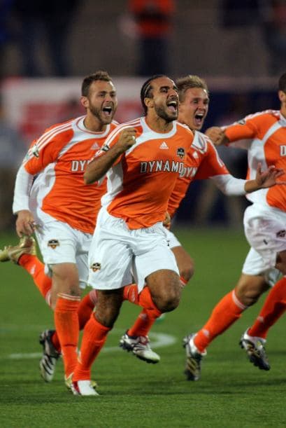 El primer clásico de Texas sucedió en mayo del 2006. Houston se puso arriba 3-0, pero Dallas no se iba a rendir tan fácil, y con goles de Carlos Ruiz y Ramón Núñez volvieron a la vida. Al final ganó Houston 4-3.