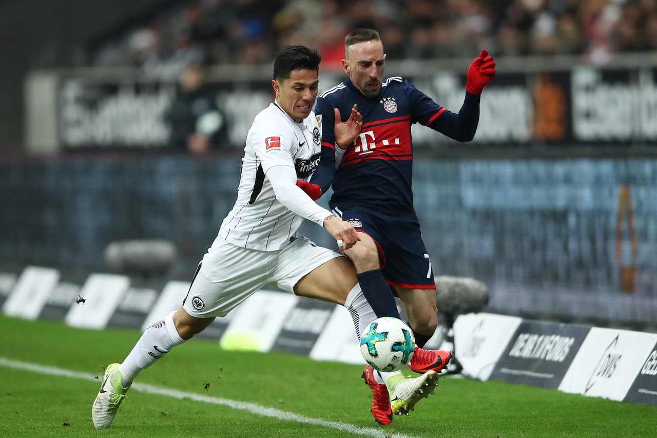Eintracht Frankfurt [0]-1 Bayern Múnich: Carlos Salcedo jugó todo el partido con los locales. Tuvo un buen desempeño, pero los bávaros lograron el triunfo con un gol de Arturo Vidal. Ahora, el Frankfurt es noveno con 22 unidades.