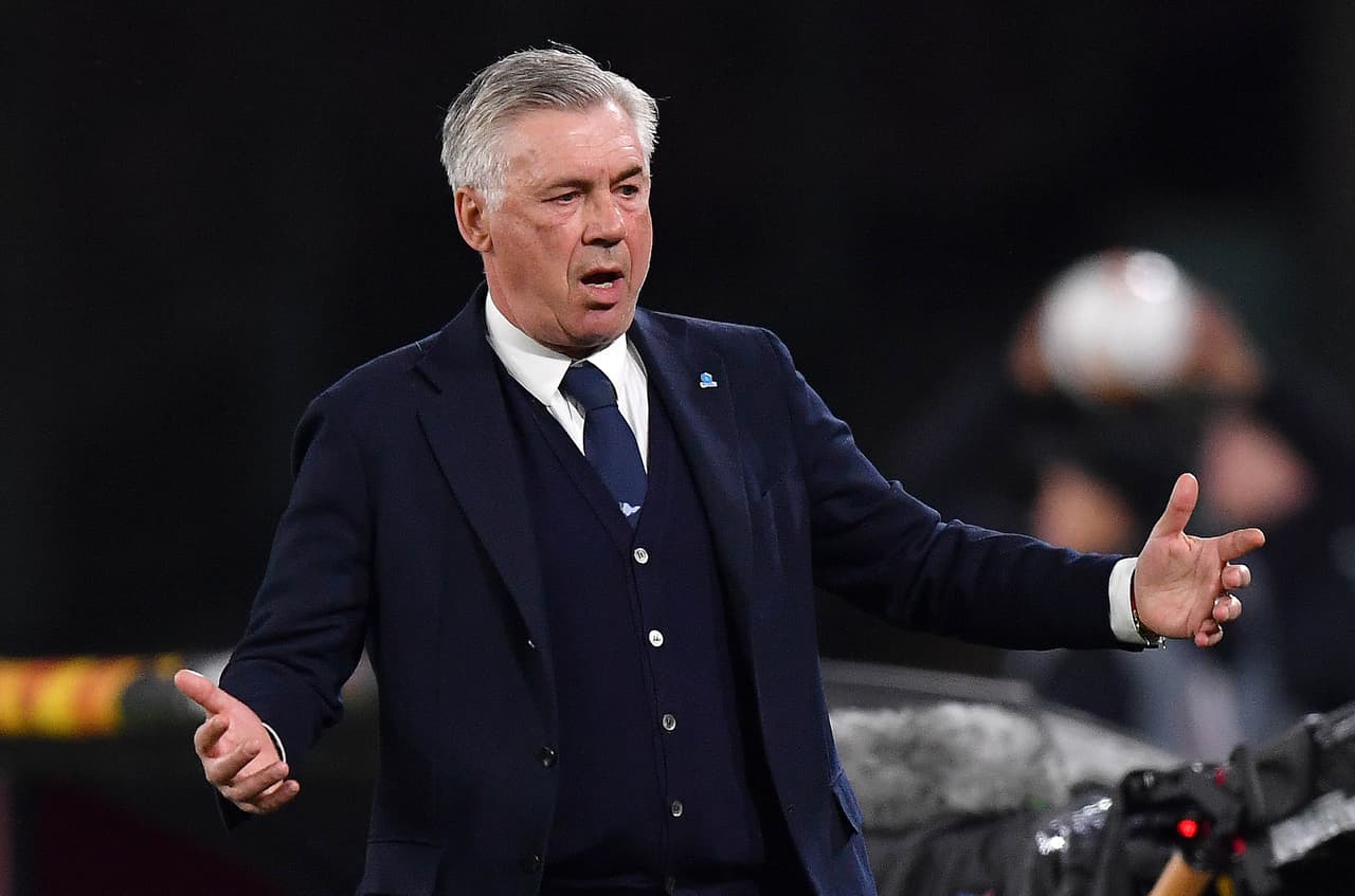 Carlo Ancelotti estalla y critica los vestidores del San Paolo