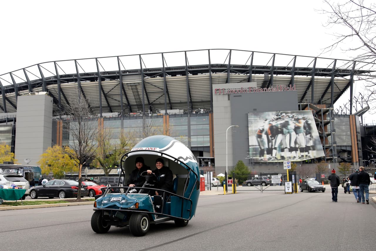 Lluvia, sol, frío, no importa el clima los fans ponen el calor para animar a sus equipos. Checa lo mejor de los aficionados de la NFL en la Semana 11.