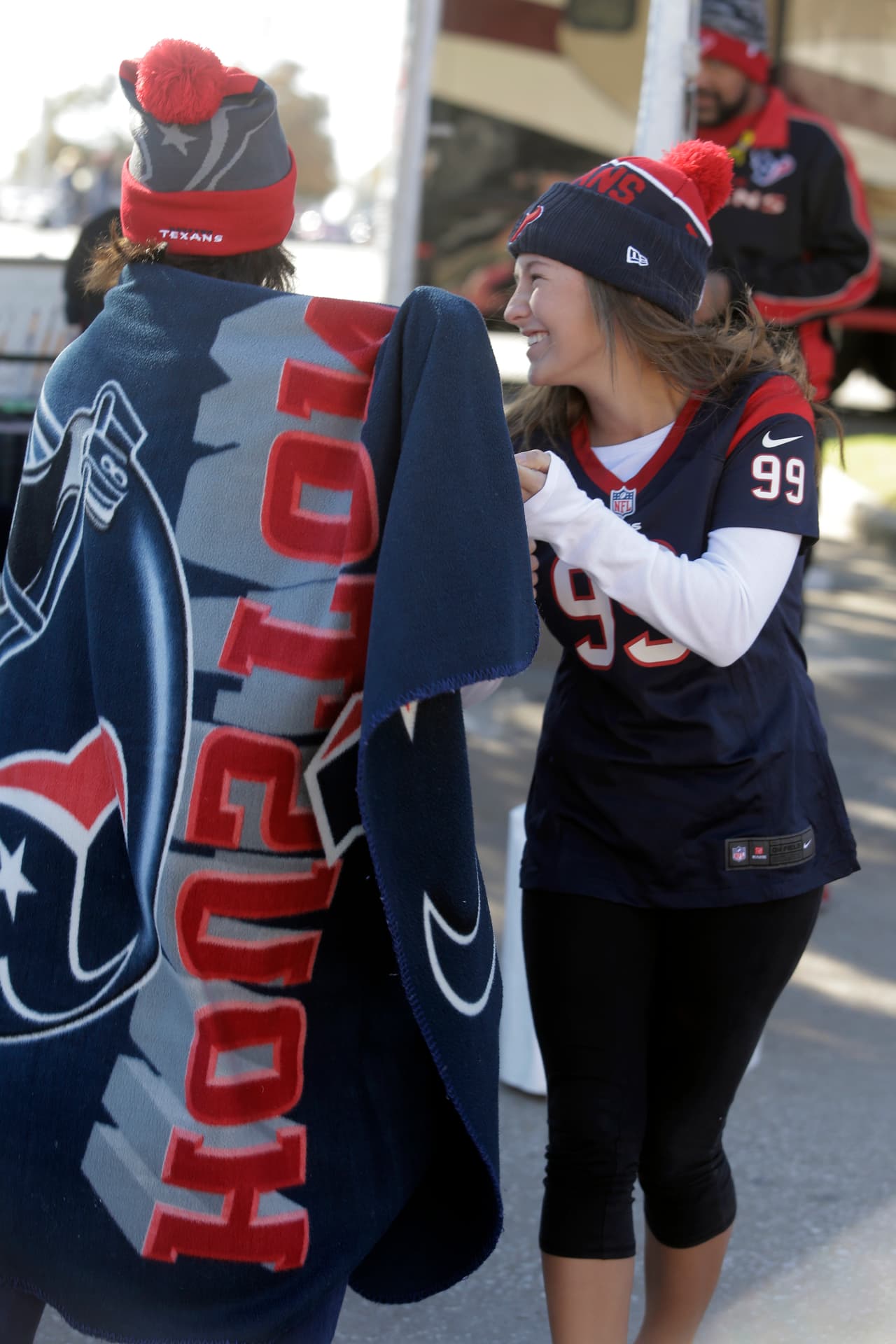Lluvia, sol, frío, no importa el clima los fans ponen el calor para animar a sus equipos. Checa lo mejor de los aficionados de la NFL en la Semana 11.