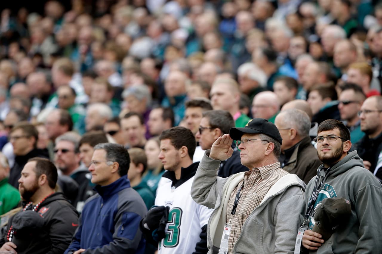 Lluvia, sol, frío, no importa el clima los fans ponen el calor para animar a sus equipos. Checa lo mejor de los aficionados de la NFL en la Semana 11.