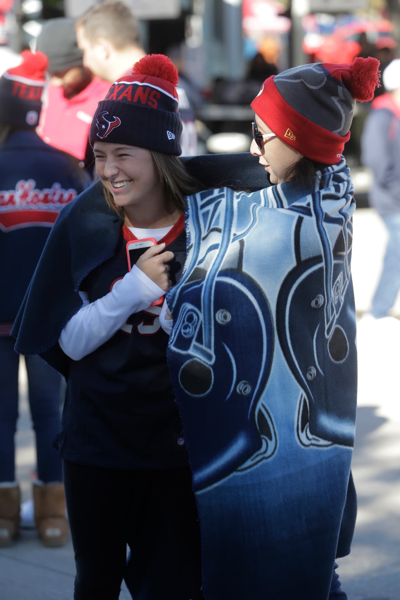 Lluvia, sol, frío, no importa el clima los fans ponen el calor para animar a sus equipos. Checa lo mejor de los aficionados de la NFL en la Semana 11.