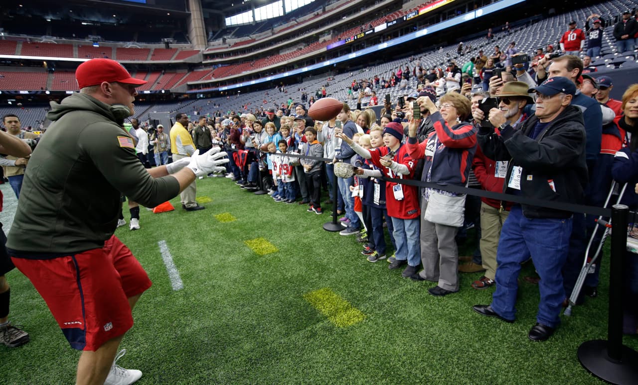 Lluvia, sol, frío, no importa el clima los fans ponen el calor para animar a sus equipos. Checa lo mejor de los aficionados de la NFL en la Semana 11.