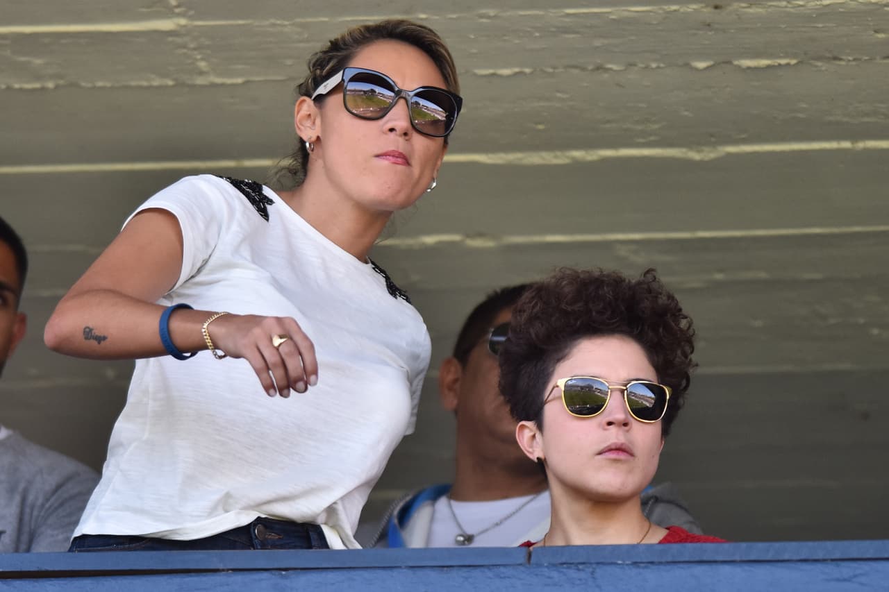 Rocio Oliva, la novio del Diego, en un palco del estadio para apoyar al equipo de maradona.