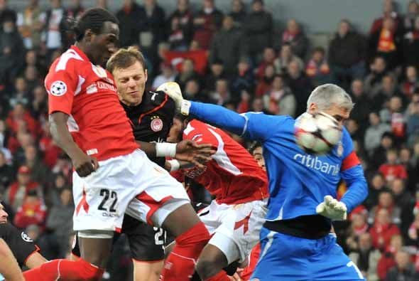 Standard de Lieja derrotó 2-0 al Olympiacos.