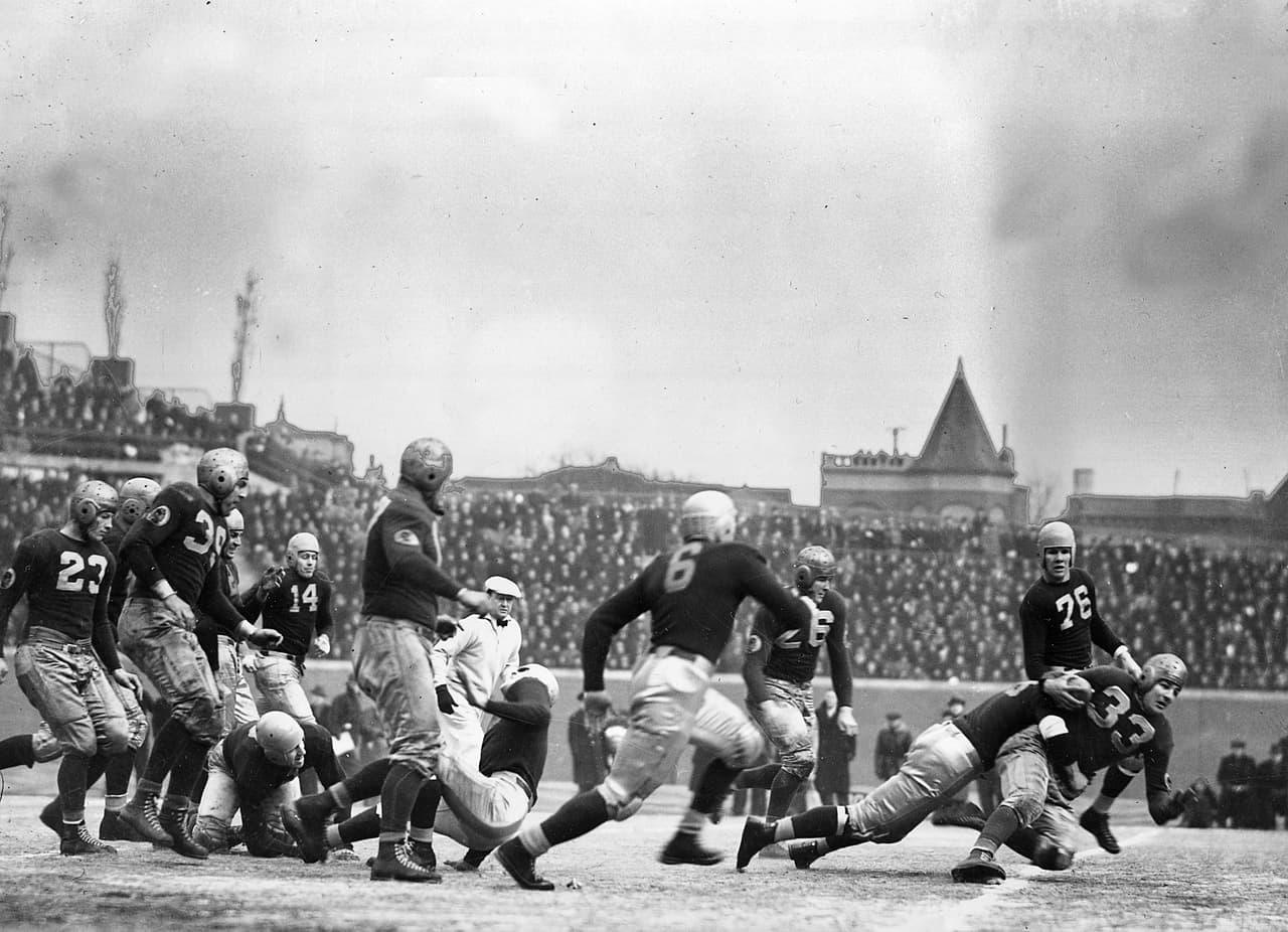 Los Washington Redskins se medían ante los Chicago Bears en un gélido Wrigley Field en Chicago, el 12 de diciembre de 1937.