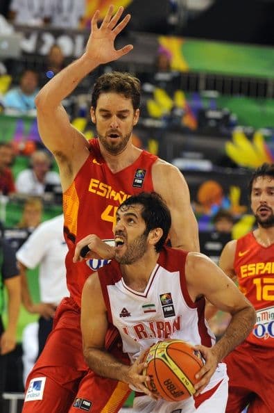 La selección española venció con claridad al campeón asiático, a Irán, por 60-90 (con Pau Gasol anotando 33 puntos), que demostró su condición de campeón asiático jugando con orgullo y cierta calidad, lo que fue respondido por el equipo español con respeto y contundencia.