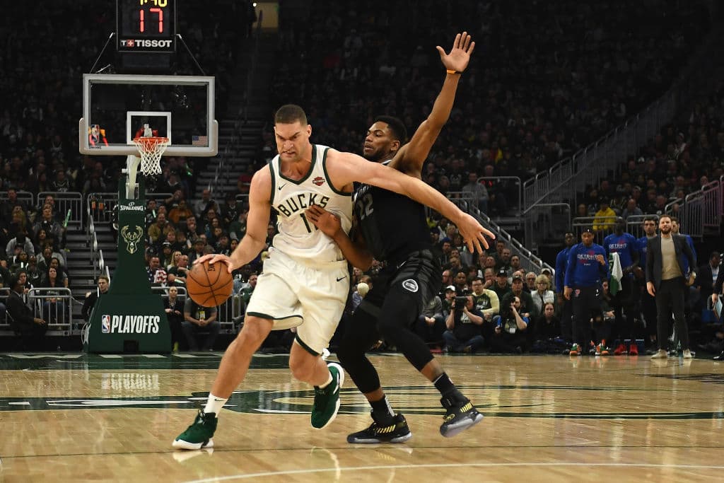 Brook López de los Bucks (izq) jugó 34 minutos y disputó el partido 15 en Postemporada en su carrera.