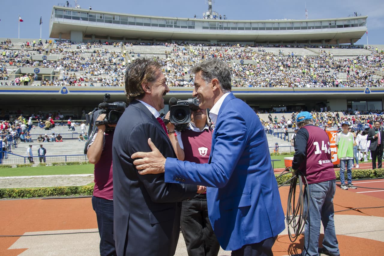 Los directores técnicos estrechan manos.