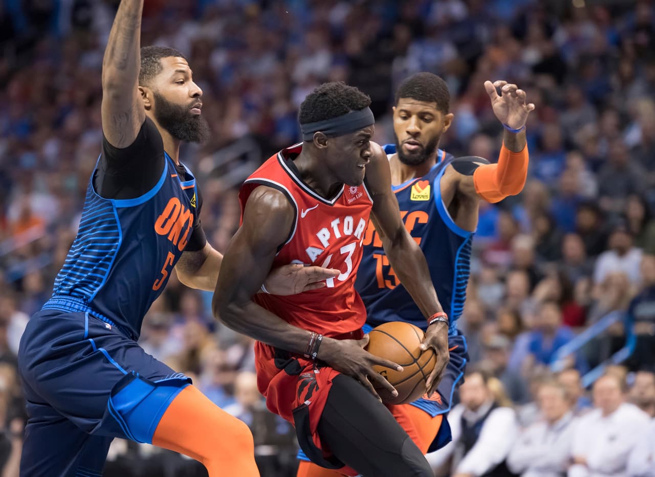 Toronto 123-114 Oklahoma City. Pese a que los Raptors (51-21) desperdigaron una ventaja de 20 puntos en el tercer cuarto, sobrevivieron para ganar en tiempo extra gracias a una gran actuación de Pascal Siakam (43) con 33 puntos y 13 rebotes para vencer al Thunder (42-30) a domicilio. Toronto sigue sin recuperar a Kyle Lowry.