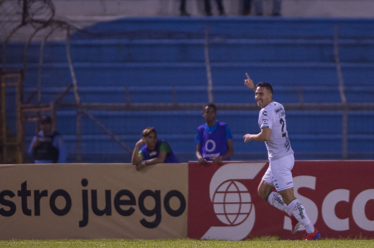 Con pase de Juan Vázquez el delantero argentino de los Guerreros estaba marcadno el 2-0.