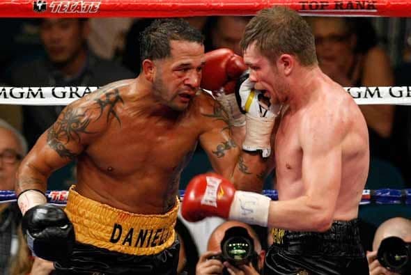 Santos se mostró un poco lento en esta pelea, aunque dominó varios asaltos.