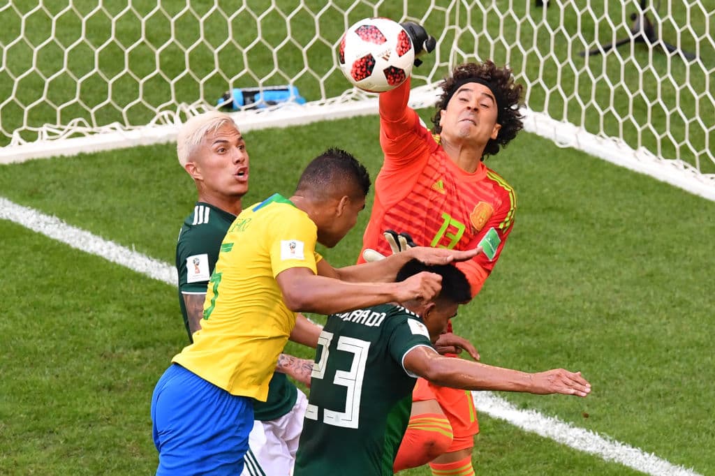 Las líneas de ataque de Brasil exigieron al máximo a la defensa del Tricolor, y por ende, Memo Ochoa tuvo una jornada activa, tensa, pero siempre que estuvo en sus manos actuó con solidez.