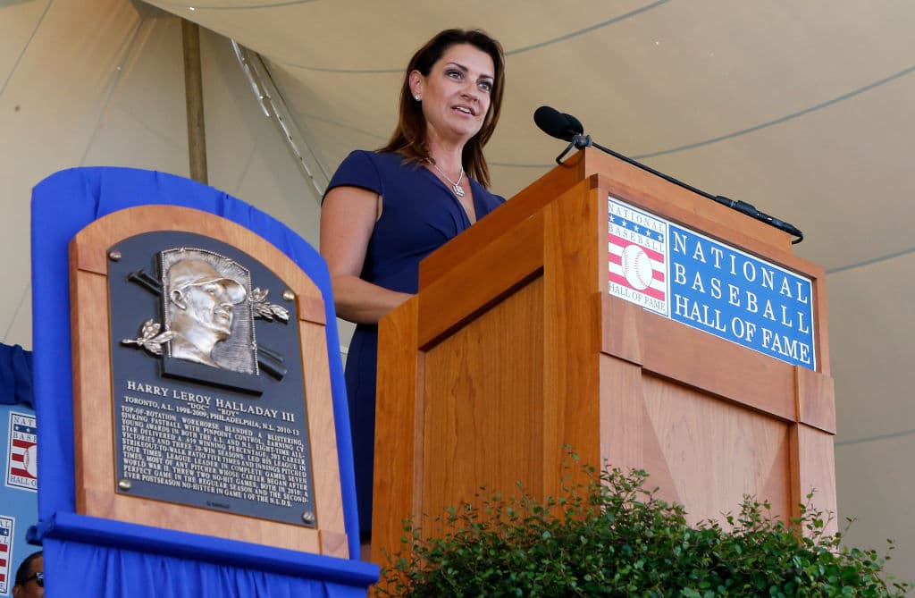 Halladay registró marca de 203-105, efectividad de 3.38 y 2,117 ponches en 416 juegos en la temporada regular. También dejó una foja de 3-2 con efectividad de 2.37 en cinco aperturas en Playoffs, todas con Philadelphia. Acumuló 67 juegos completos, 20 con blanqueadas. Pasó sus últimas cuatro campañas con los Phillies y 12 temporadas con los Blue Jays entre 1998-2009.