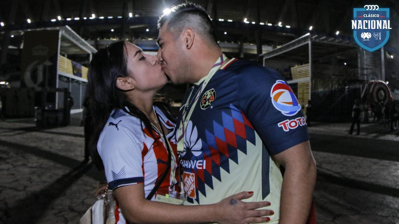 Porque es una rivalidad, más no una guerra, así se presentaron los aficionados de América y Guadalajara antes del partido por los Cuartos de Final de la Copa MX en el Estadio Azteca.