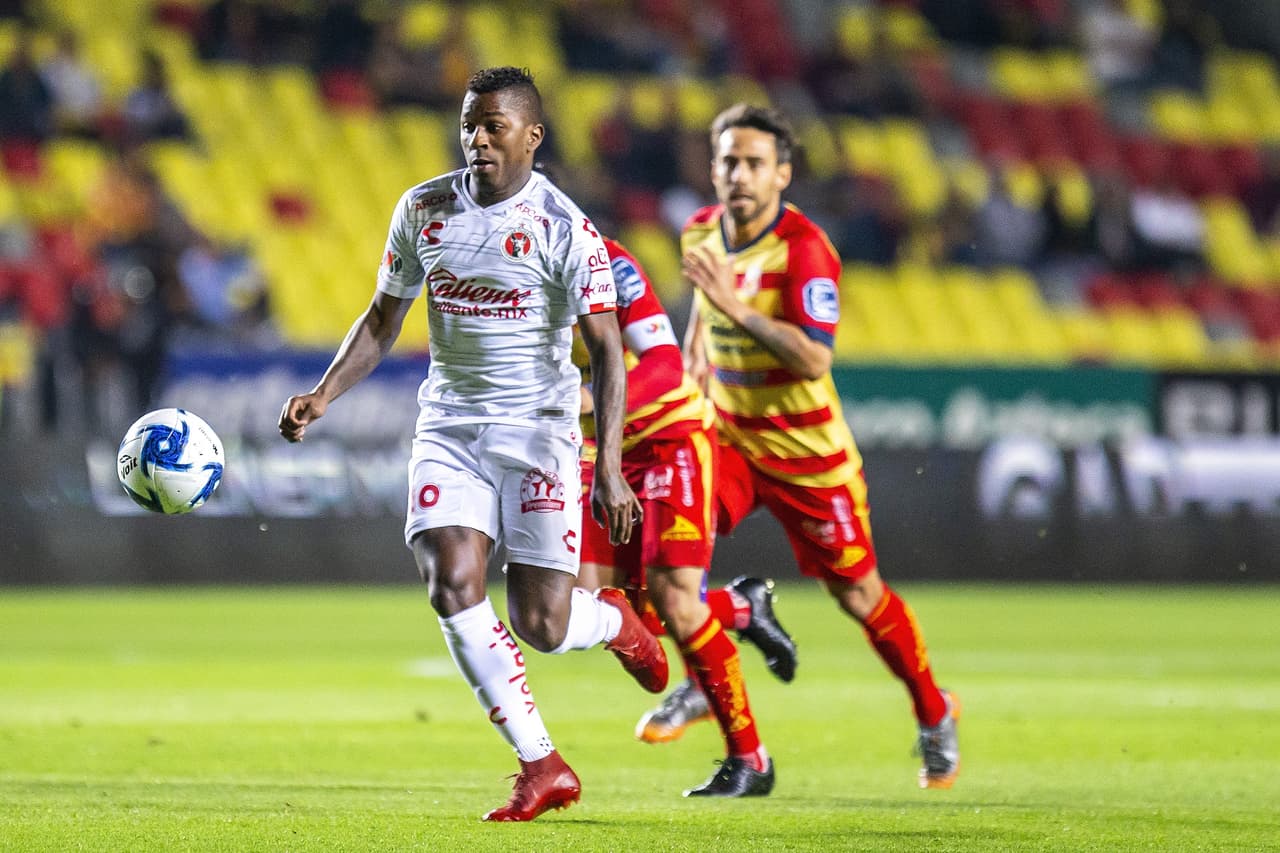 Miller Bolaños remata a puerta pero estaba en posición adelantada.