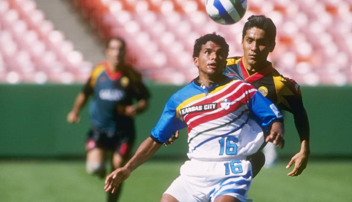 Los primeros Playoffs de la MLS se llevaron a cabo en 1996, la primera temproada de la liga. En la imagen el colombiano Diego Gutiérrez disputa el balón con el mexicano Jorge Campos, en uno de los partidos de la final de la Conferencia del Oeste que ganó LA Galaxy sobre los Kansas City Wizards.