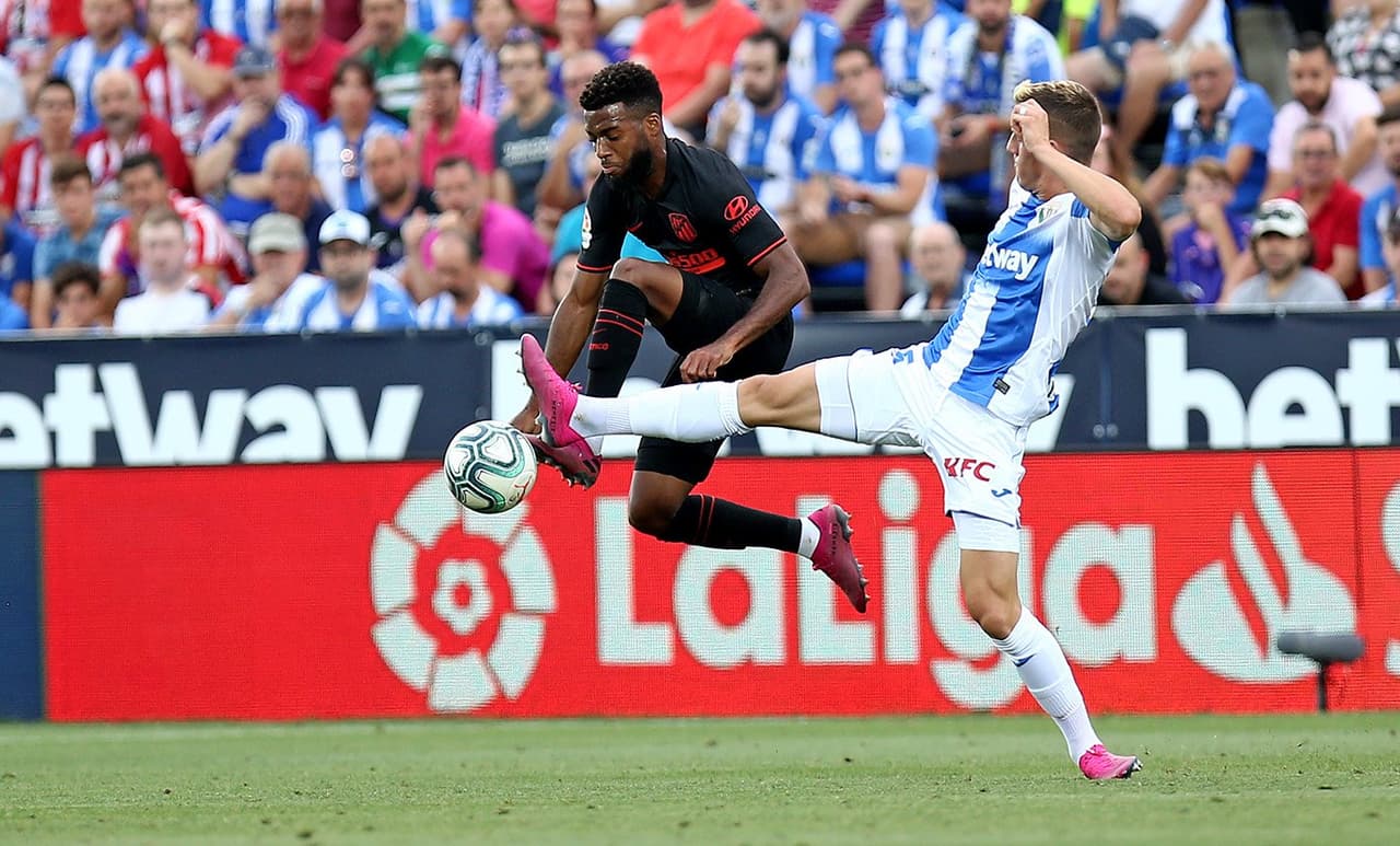 El equipo Leganés no deja de intentar ser dueño del balón durante el partido.