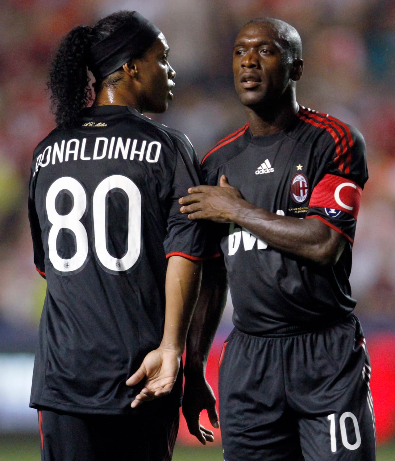 Esa fue la misma razón por la que Ronaldinho llegó al A.C. Milan portando el dorsal 80, ya que Clarence Seedorf tenía el 10.