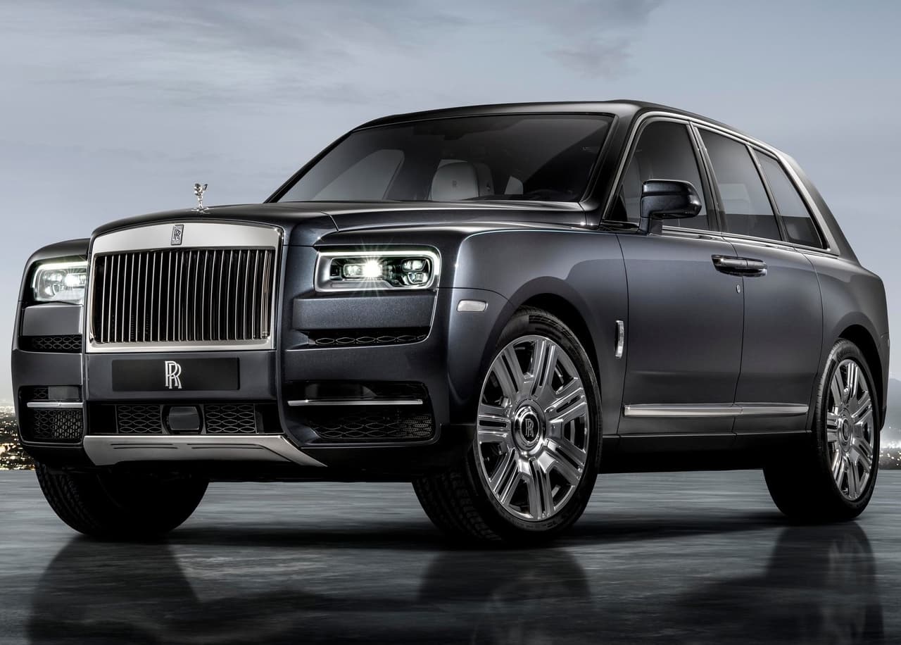 La Cullinan tiene un precio inicial de 330,000 dólares. ¿Cuánto dinero ha invertido Benzema en carros? Sin duda, muchísimo.