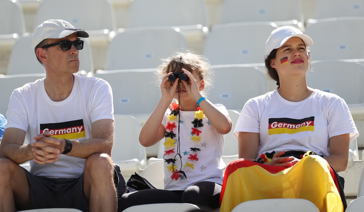 En el Stade des Alpes, en Grenoble, las emociones de los Octavos de Final del Mundial Femenino dieron inicio con el duelo entre Alemania y Nigeria. Los aficionados vivieron la previa con tranquilidad, en ambiente familiar y con ilusión de seguir vivos en la Copa.