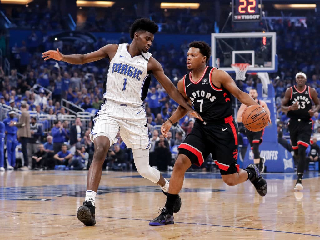 Kyle Lowry (7) de los Toronto Raptors siendo duramente marcado por Jonathan Isaac del Orlando Magic en el Juego 4.