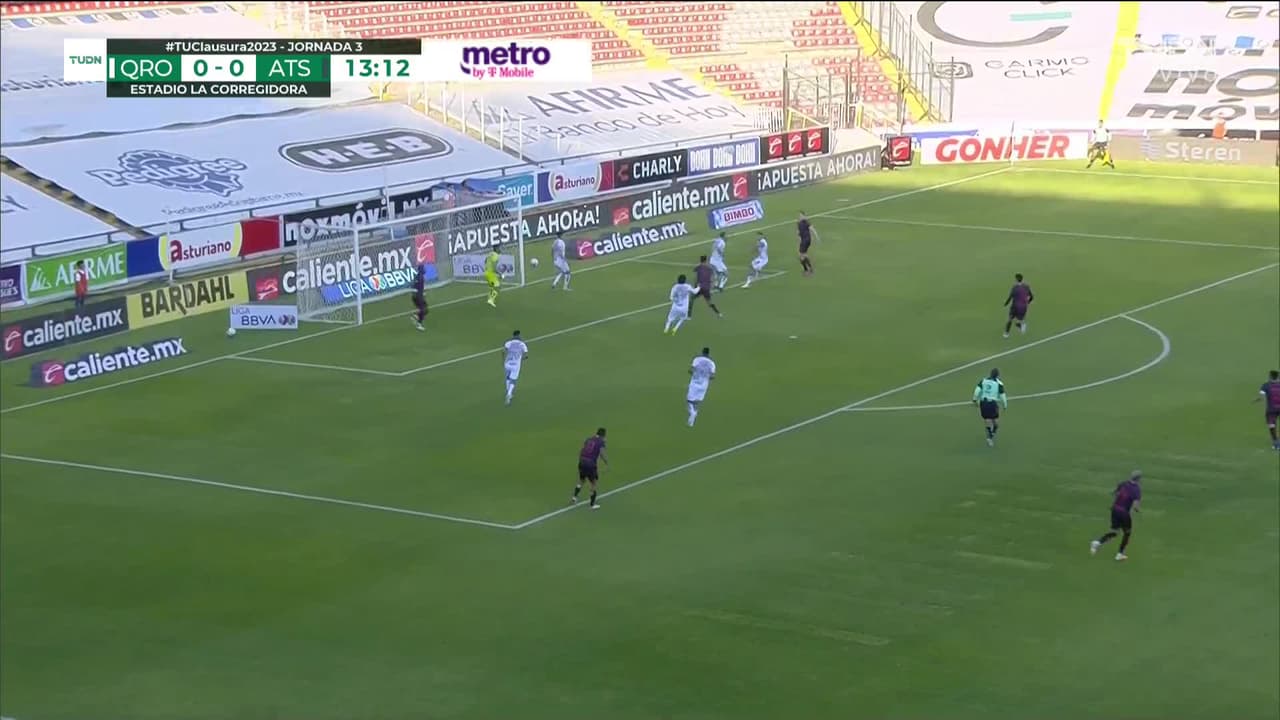 ¡CERCA! Julián Quiñones disparó que se estrella en el poste.