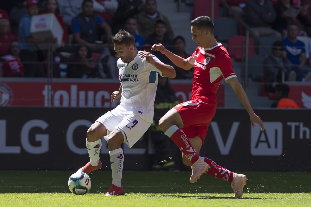 Cruz Azul pronto se tomó confianza y se acercó con peligro al arco de Alfredo Talavera.