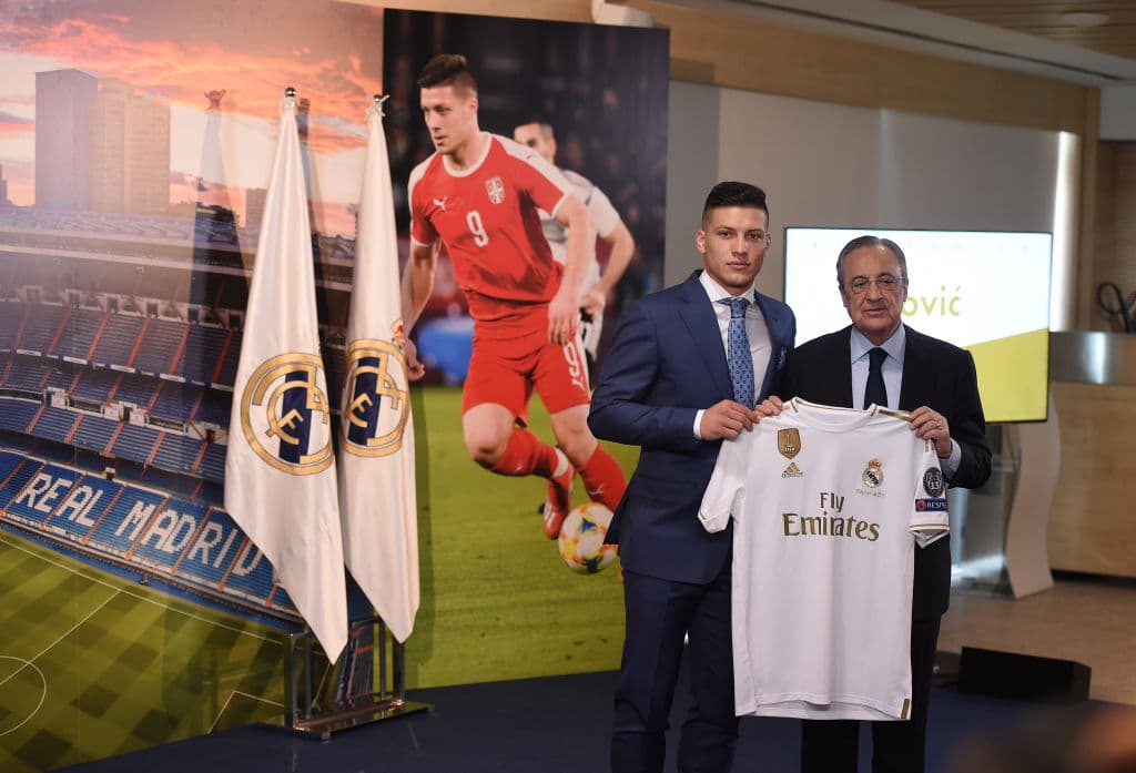 <b>1) Real Madrid</b>. Dados los resultados de la pasada temporada, los Merengues estaban urgidos de moverse rápido y bien en las contrataciones y por eso están ahora encabezando la lista de los equipos que más dinero han desembolsado en aras de reforzarse. Cabe decir que los fichajes de Eden Hazard y Luka Jovic han sido los más sólidos, aunque no se descarta que el equipo blanco abra aún más la chequera para abonar a los 341.1 millones de dólares. Vaya que tienen dinero.